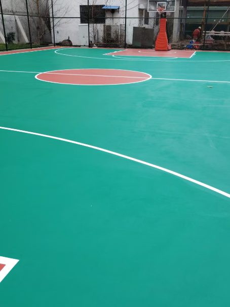 华龙 球场长期使用易出现地面开裂